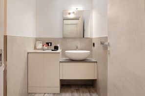 Shower, hair dryer, towels - Apartment 'Alice' with Mountain View, Wi-Fi and Air Conditioning (Caiolo)