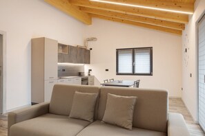 TV - Apartment 'Alice' with Mountain View, Wi-Fi and Air Conditioning (Caiolo)