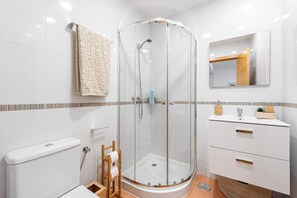 Douche, séchoir à cheveux, serviettes fournies