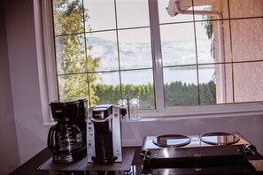 Interior - SNOWBIRDS! Lakeside, spacious, 2 King rooms with 2 full ensuites, top floor (Osoyoos)