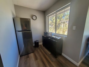 Private kitchen - SNOWBIRDS! Lakeside, spacious, 2 King rooms with 2 full ensuites, top floor (Osoyoos)