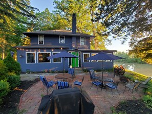 Outdoor dining - Historic Riverside Retreat with Modern Comforts in Fremont, Ohio (Fremont)
