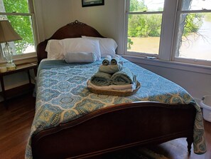 4 bedrooms, iron/ironing board, WiFi, bed sheets