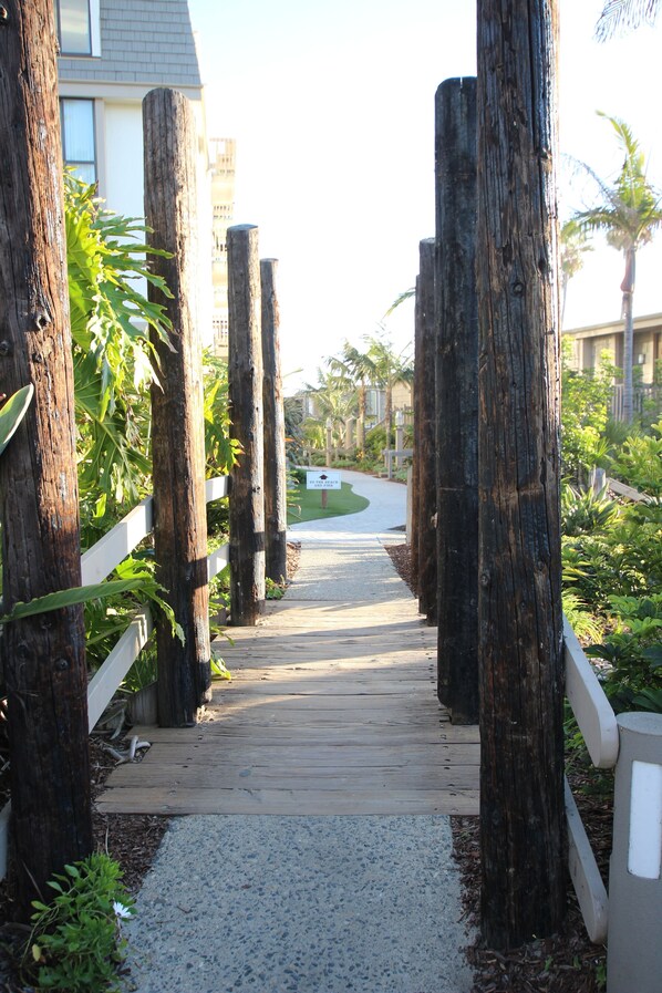 Property grounds - Tranquil 2 Bd Oceanfront Condo in charming Oceanside with WiFi, fitness room. (Oceanside)