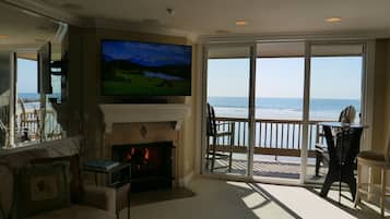 Smart TV, chimenea y libros