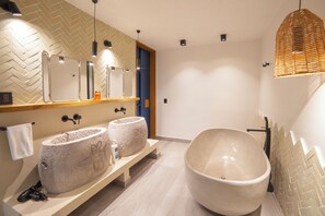 Huis, meerdere bedden, bad, uitzicht op bergen | Badkamer | Zeep, shampoo, toiletpapier