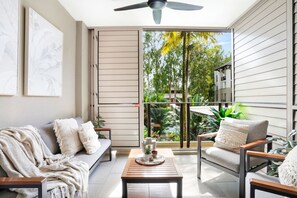 Smart TV - Luxury Studio in Palm Cove Resort | Steps to Beach & Pools (Palm Cove)