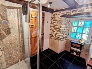 Hair dryer, towels - Charming self-catering cottage in a Plus Beau Village, near Pompadour. (Ségur-le-Château)