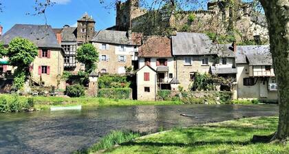 Charming self-catering cottage in a Plus Beau Village, near Pompadour.