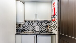 Refrigerador, microondas, parrilla de estufa y cafetera y tetera 