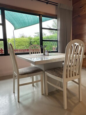 Cottage Confort, cheminée, vue jardin | Salle à manger