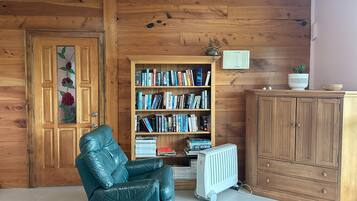 Comfort Cottage, Fireplace, Garden View | Living area | TV