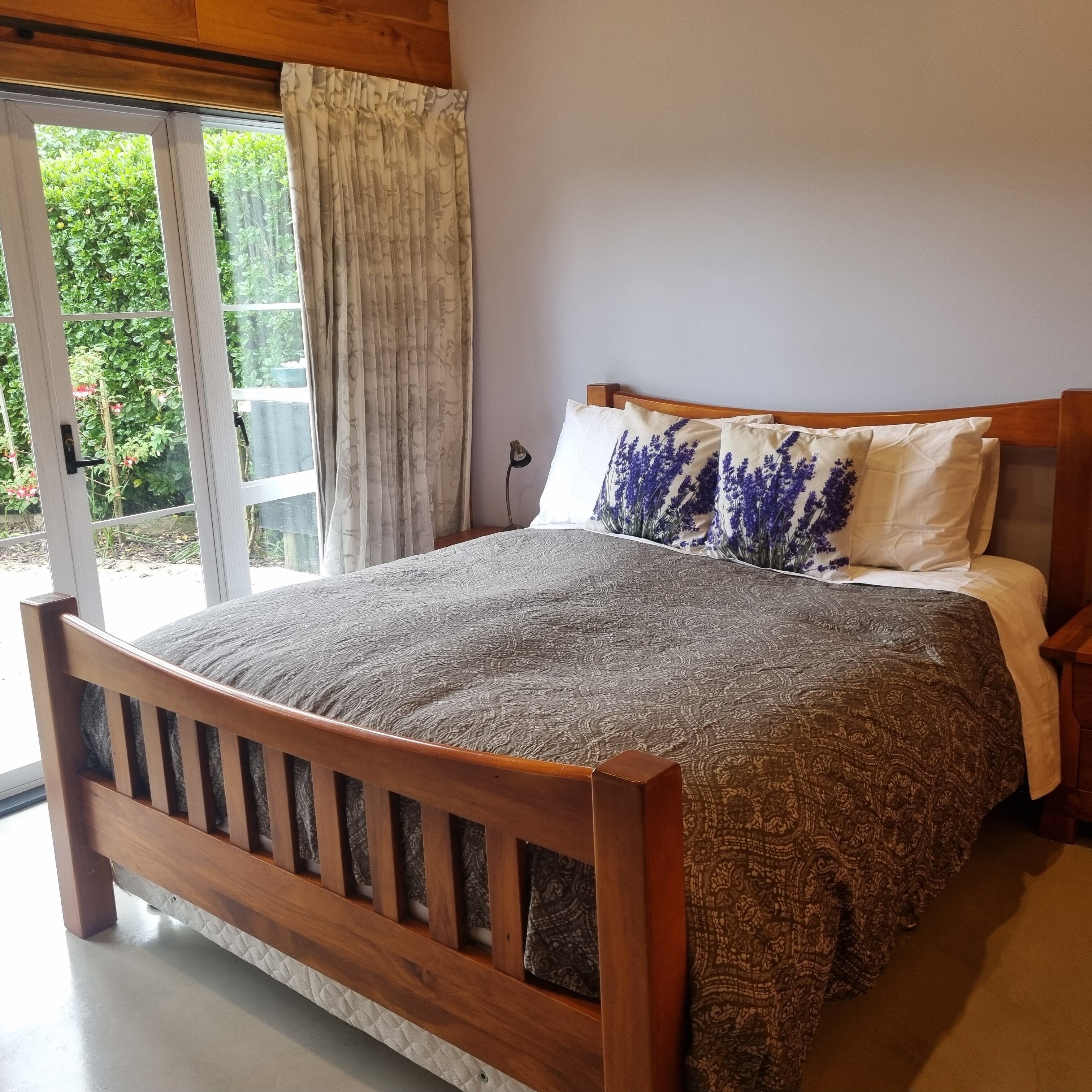 Cottage Comfort, perapian, pemandangan kebun | 2 kamar tidur, tirai kedap cahaya, Wi-Fi gratis, dan seprai linen