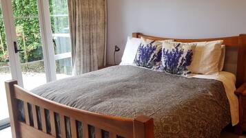 Comfort Cottage, Fireplace, Garden View | 2 bedrooms, blackout curtains, free WiFi, bed sheets