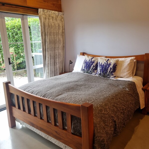 Comfort Cottage, Fireplace, Garden View