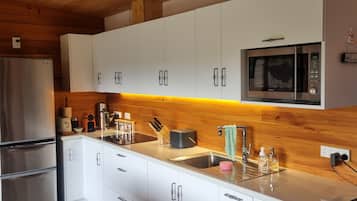Comfort Cottage, Fireplace, Garden View | Private kitchen | Full-sized fridge, microwave, oven, stovetop