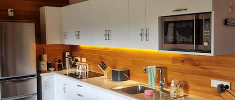 Comfort-Ferienhaus, Kamin, Gartenblick | Eigene Küche | Großer Kühlschrank, Mikrowelle, Ofen, Herdplatte