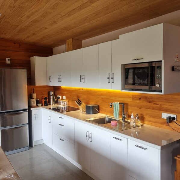 Comfort Cottage, Fireplace, Garden View | Private kitchen