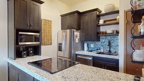 Refrigerador, microondas, horno, placa de cocina