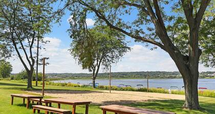 Comotose by the Lake- Beautiful condo with pool- Easy walk to lake!