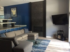 Living area - 3-bedroom townhome in beautiful Del Rey with Pool/Spa! (Los Angeles)