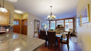 Dining - Charming Ski-In/Ski-Out Pet Friendly Condo! (Sun Peaks)