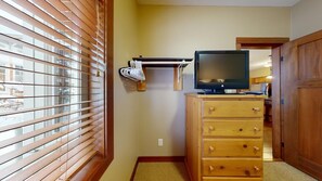 Interior - Charming Ski-In/Ski-Out Pet Friendly Condo! (Sun Peaks)