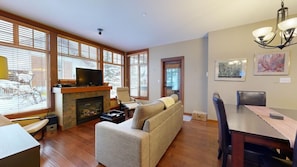 Televisión y chimenea