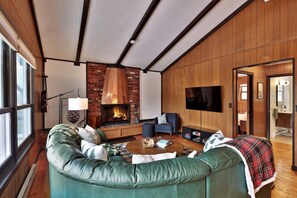 TV, DVD player, music library, video library - The Shredquarters: Mid-Century Modern Chalet | 4 minutes to Snowshed 3BR/2BA (Killington)