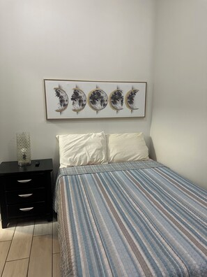 2 habitaciones, tabla de planchar con plancha, wifi y ropa de cama 