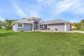 Exterior - Heated, Saltwater Pool, Hot Tub, Grill, Lanai Dining & More - Villa Simply Blessed - Roelens (Cape Coral)
