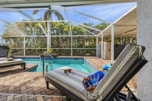 A heated pool - Heated, Saltwater Pool, Hot Tub, Grill, Lanai Dining & More - Villa Simply Blessed - Roelens (Cape Coral)
