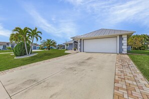 Property grounds - Heated, Saltwater Pool, Hot Tub, Grill, Lanai Dining & More - Villa Simply Blessed - Roelens (Cape Coral)