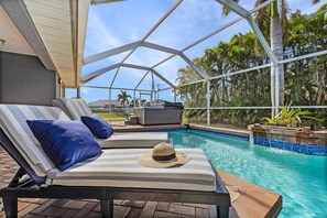 A heated pool - Heated, Saltwater Pool, Hot Tub, Grill, Lanai Dining & More - Villa Simply Blessed - Roelens (Cape Coral)