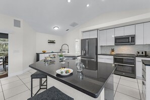 Kylskåp, mikrovågsugn, ugn och spishäll