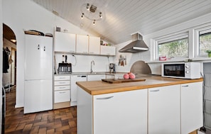 Fridge, microwave, stovetop, dishwasher - 3 bedroom amazing home in Sæby (Sæby)