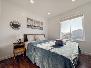 5 bedrooms, desk, iron/ironing board, WiFi