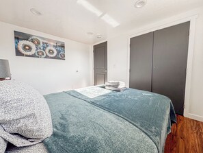 5 bedrooms, desk, iron/ironing board, WiFi