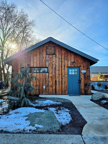 Beautiful and unique 1 bedroom home close to downtown with hot tub!