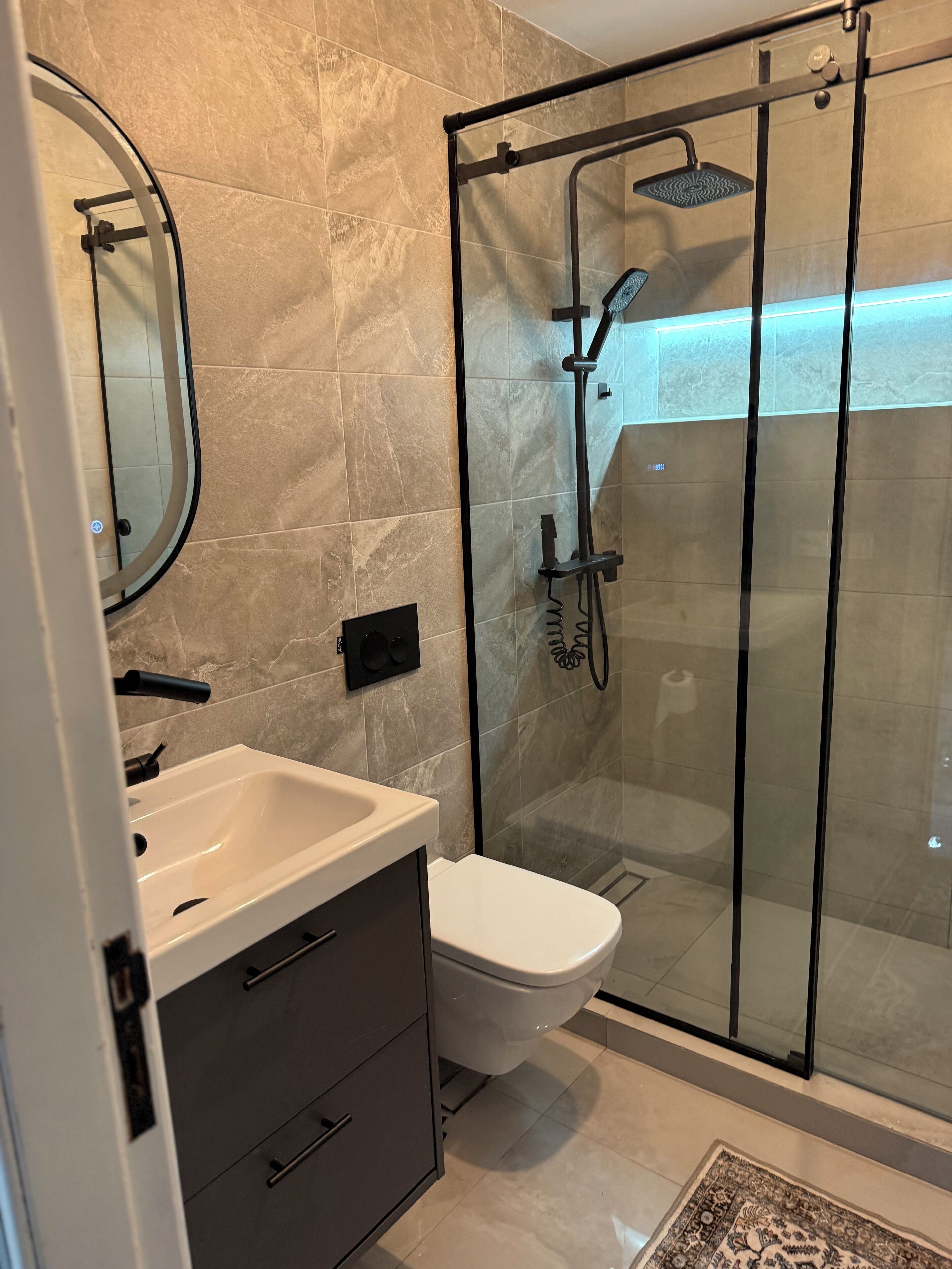 Een douche, een bidet, handdoeken, zeep