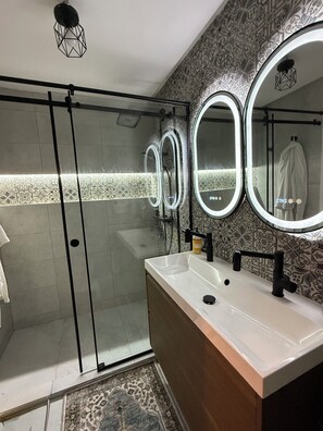 Shower, bidet, towels, soap - Luxury Stay in Tangier (Tanger)