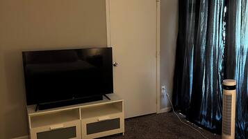 1 dormitorio, tabla de planchar con plancha, wifi y ropa de cama