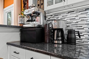 Fridge, microwave, oven, stovetop - NEW! 2 Showers • Pergola • Sound System • Hammock • Firepit • BBQ (Troy)