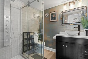 Dusche, HandtĂŒcher, Seife, Toilettenpapier