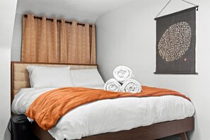 2 bedrooms, desk, iron/ironing board, free WiFi - NEW! 2 Showers • Pergola • Sound System • Hammock • Firepit • BBQ (Troy)