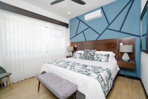 3 chambres, bureau, fer et planche à repasser, lit de bébé portatif