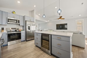 Fridge, microwave, oven, stovetop - The Blue Buffalo: Private Pool, Resort Amenities (Corolla)