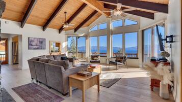 Smart TV, lareira, aparelho de som