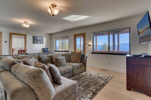 Smart TV, fireplace, stereo