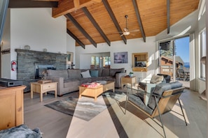 Smart TV, fireplace, stereo